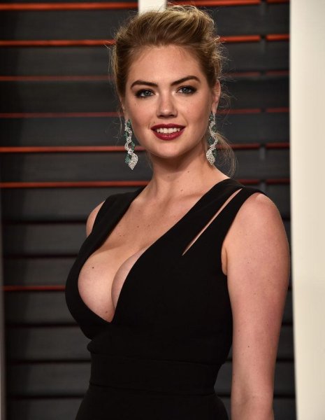 Элизабет Херли декольте