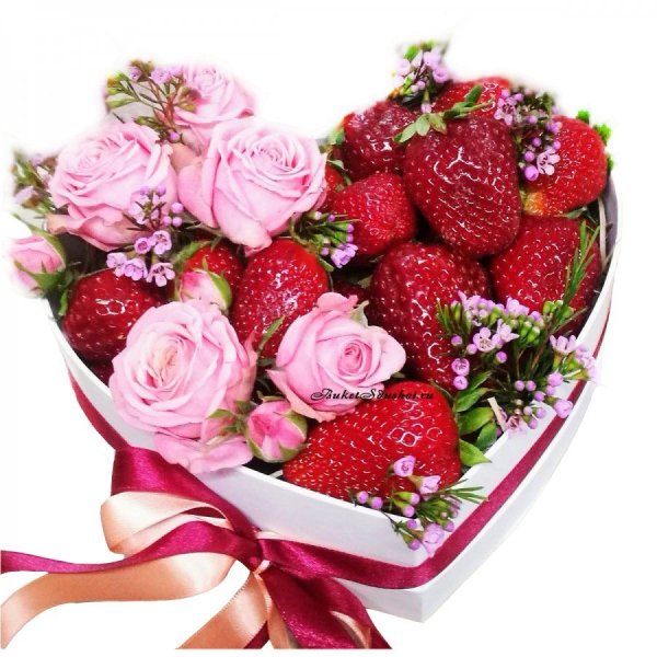 Букет с клубникой и цветами