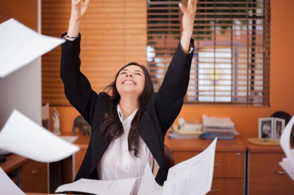 Радостная девушка в офисе