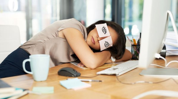 Уставшая девушка