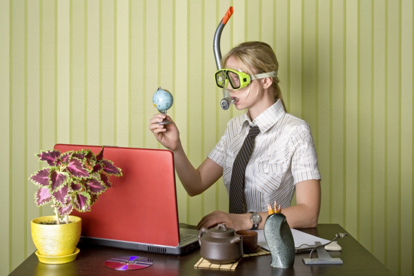 Смешная девушка в офисе