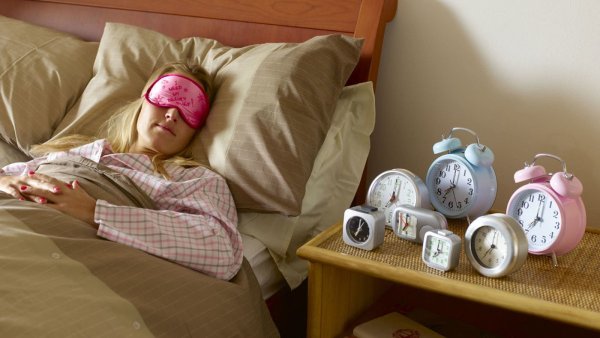 Спящий человек и будильник