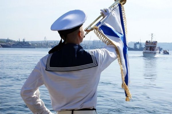 Моряки в тельняшках на корабле