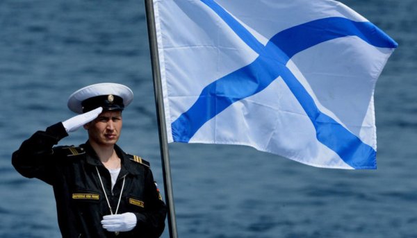 Андреевский флаг и флаг ВМФ РФ