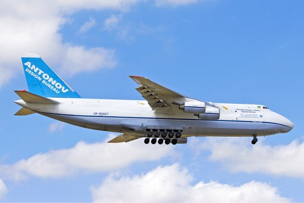 АН 124 С контейнером морским