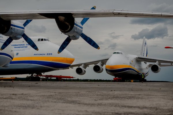 Самолет летает под облаками