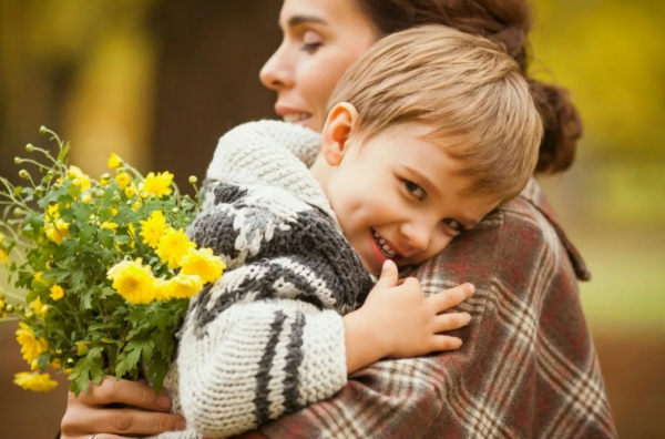 Дети дарят цветы