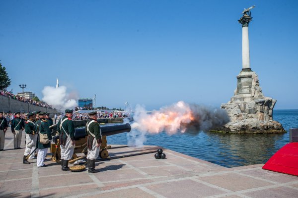 С днем рождения Севастополь