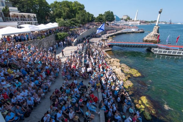 С днем рождения Севастополь