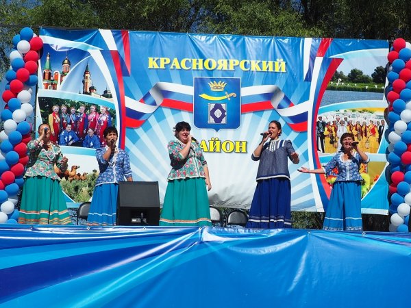 С праздником район