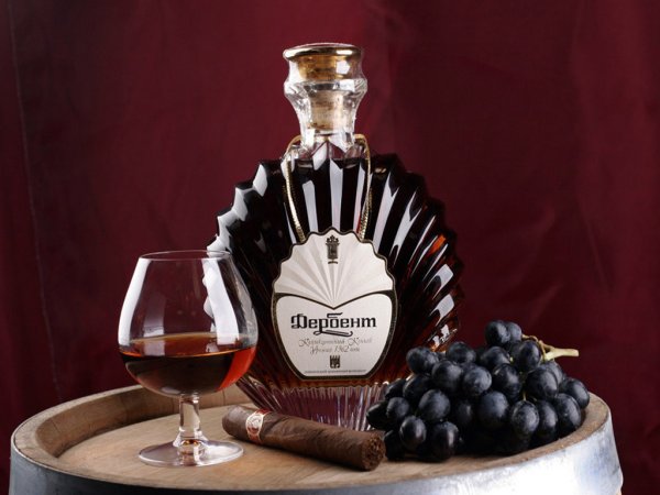 Коньяк и цветы мужчине