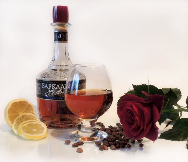 Коньяк и цветы мужчине