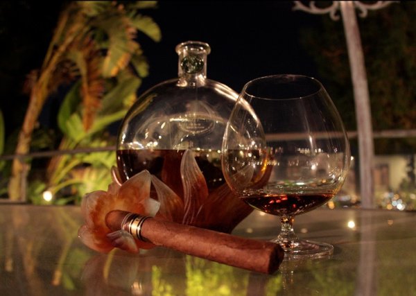 Коньяк и цветы мужчине