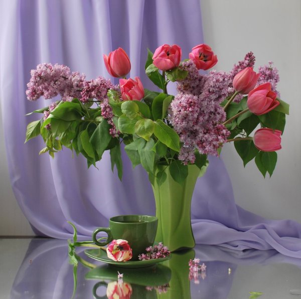 Сирень и тюльпаны букет