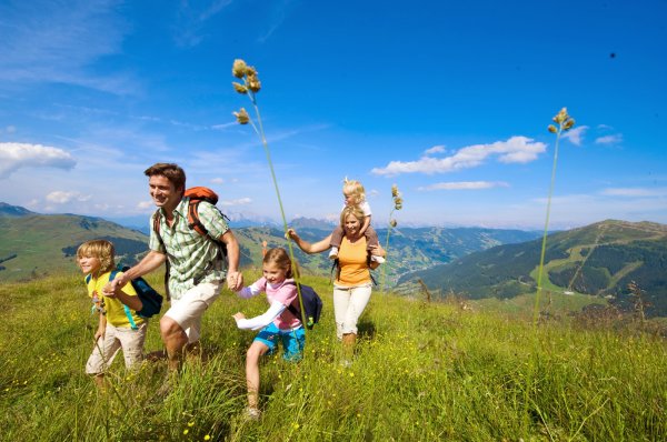 Радостные люди на природе