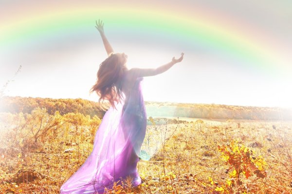 Женщина светится от счастья