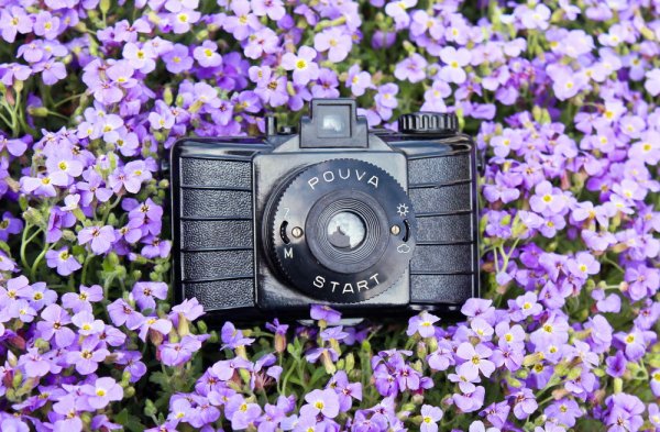 Фотоаппарат на столе вид сверху