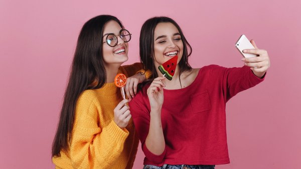 Ребенок делает селфи