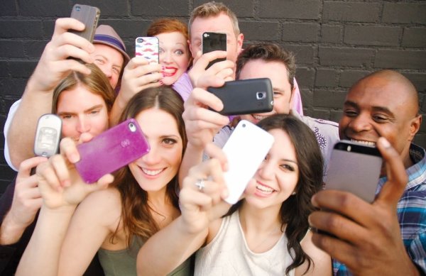 Люди фотографируются