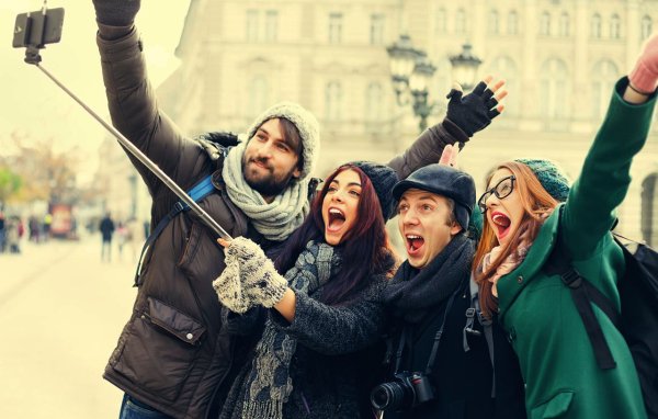 Девушка с селфи палкой