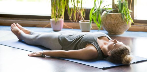 Красивая девушка тета хилинг медитация