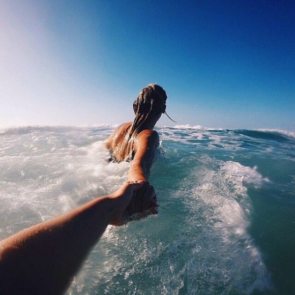 Девушка на море со спины