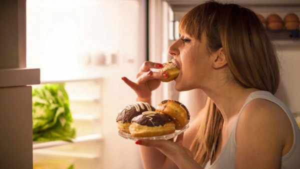 Девушка ест гамбургер