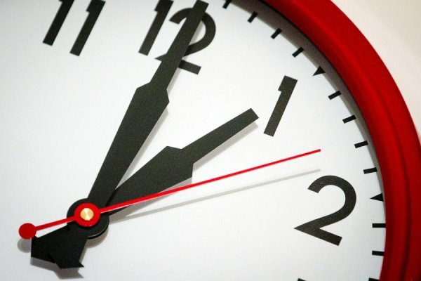 Час ночи на часах