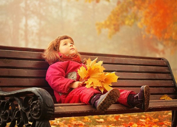 Дети на скамейке