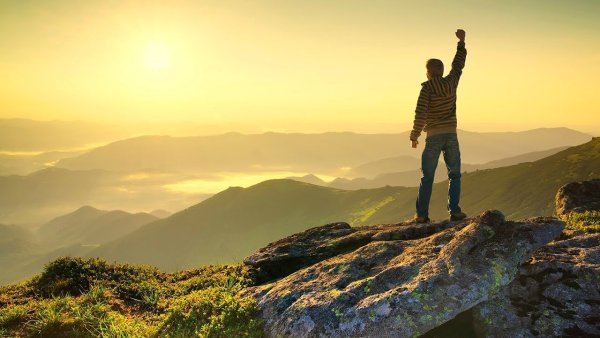 Мужчина на вершине горы