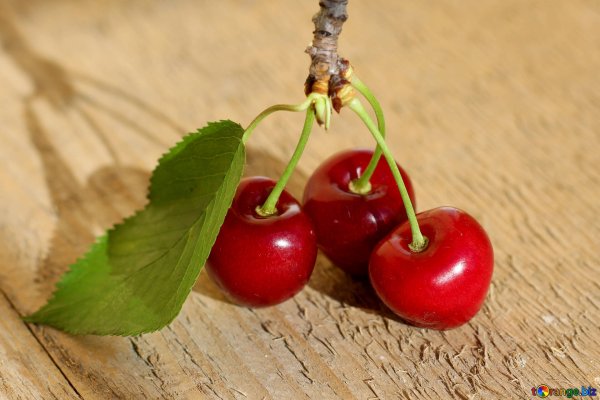 Цветы с черешней