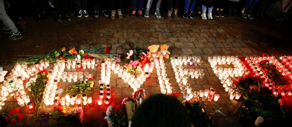 Гвоздики на могиле