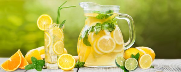 Лимонный сок в кувшине