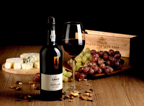 Дорогое вино в бокале