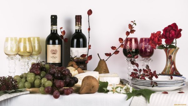 Красивый стол с вином