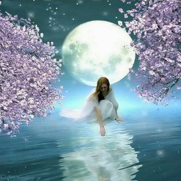 Девушка на фоне Луны