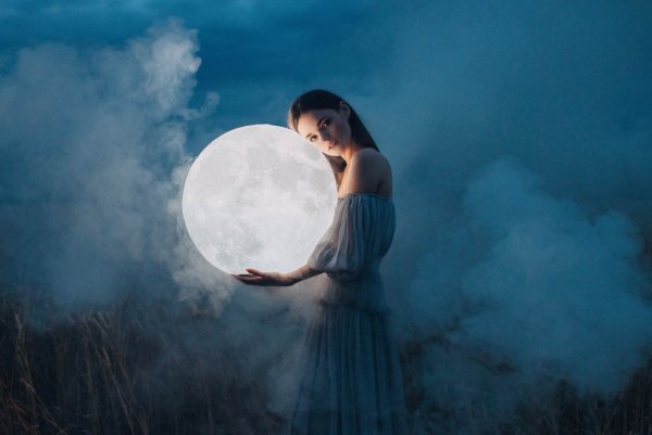 Девушка с луной в руках