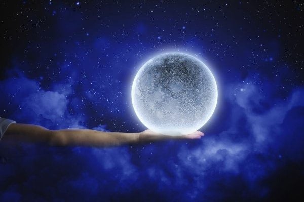 Луна в руках