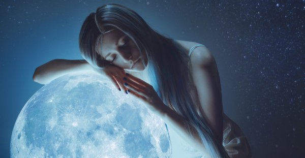 Девушка на фоне Луны