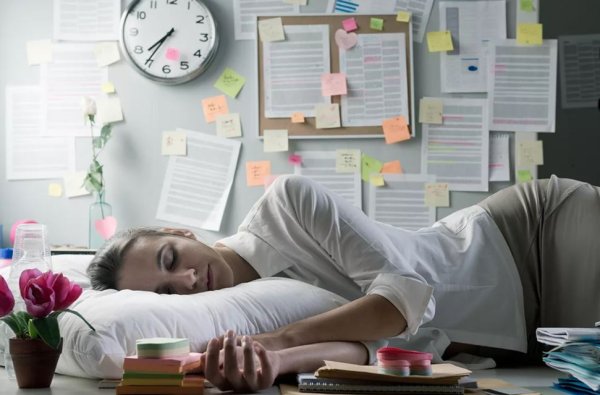 Человек спит на рабочем месте
