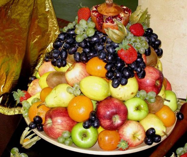 Угощаю фруктами