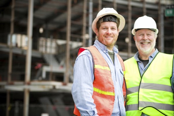 Будівельник стоїть