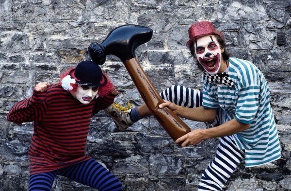 Драка клоунов