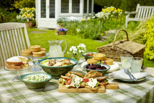 Сервировка пикника на природе