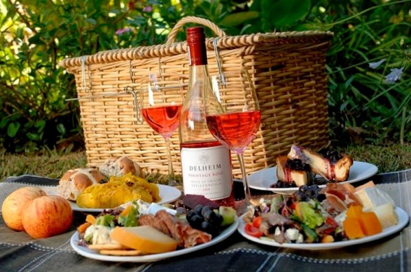 Пикник с вином на природе