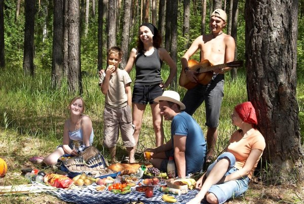 Пикник с друзьями на природе