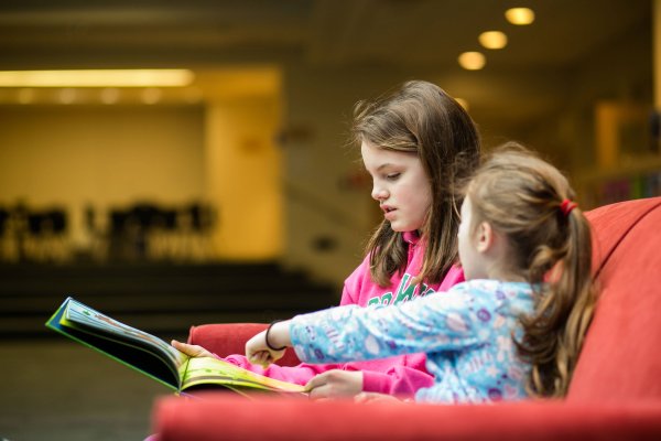 Человек читает вслух