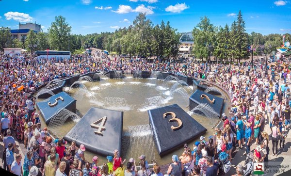 Фонтан часы на горсовете Уфа