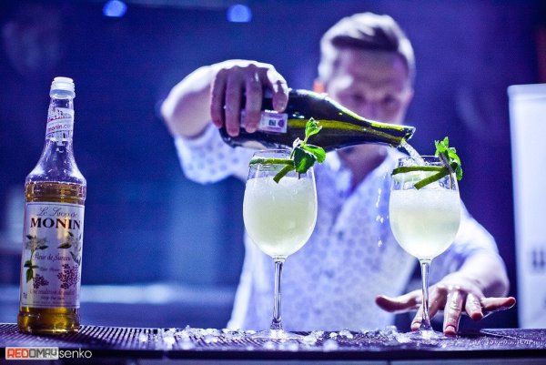 С праздником бармена