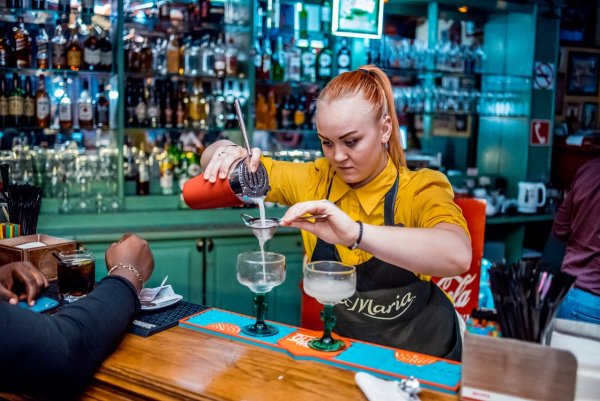 С праздником бармена